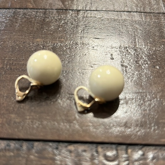 Vintage Clip on Earrings - Picture 5 of 6